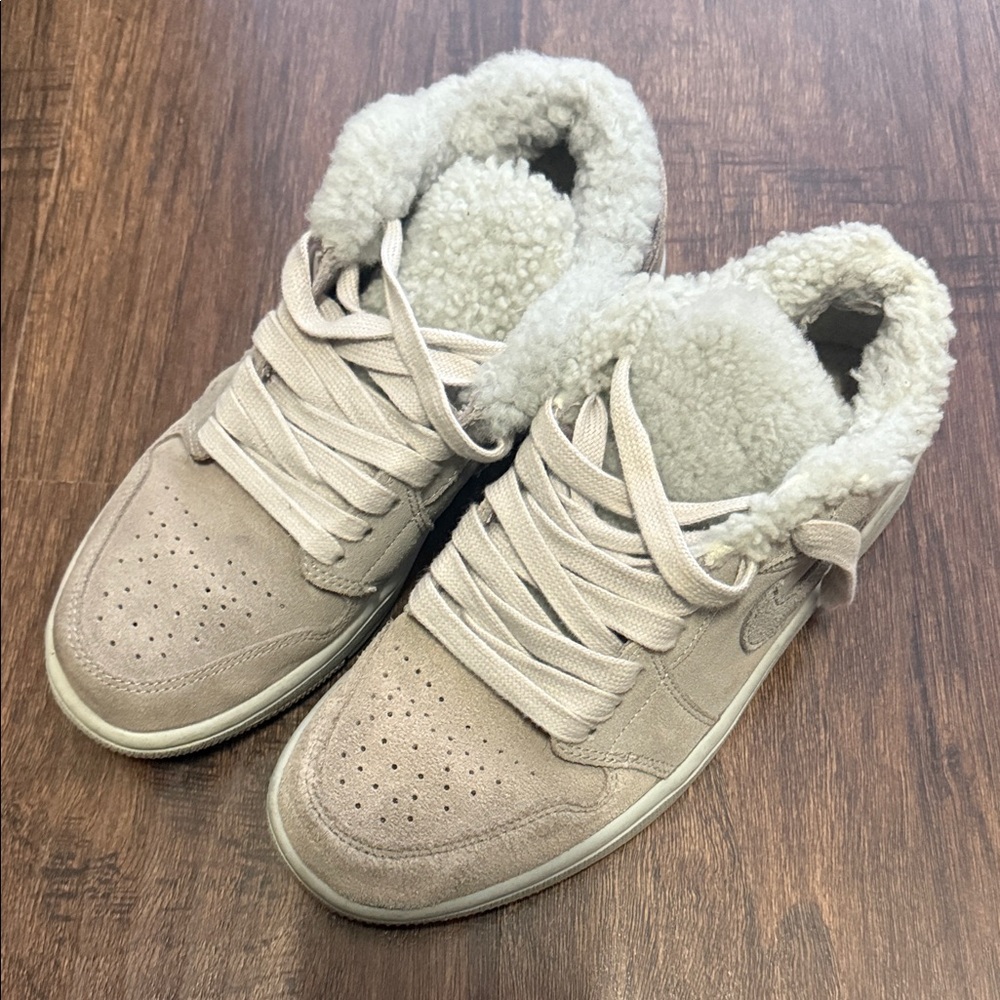 Nike Women's Beige Fleece-Lined Sneakers